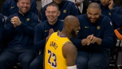 开云官网-詹姆斯与杜德利场边热聊引关注|湖人|体育赛事讨论|丹佛掘金队|洛杉矶湖人队|nba_新浪体育_新浪新闻