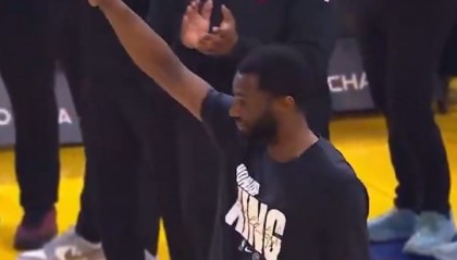 开云app-勇士球迷起立鼓掌欢迎维金斯！鲍威尔打趣后者：别哭哈！